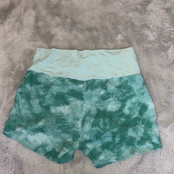 Old navy maternity shorts - Picture 2 of 3